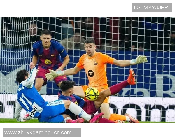 西甲焦点战曼联与巴萨握手言和帽子戏法引发争议判罚热议