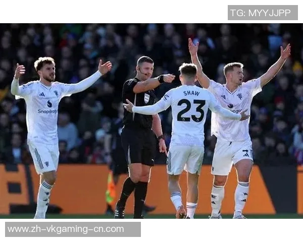 友谊赛精彩对决多特蒙德与曼联战成平局神扑瞬间引发全场热烈反响 友谊赛精彩对决多特蒙德与曼联战成平局神扑瞬间引发全场热烈反响